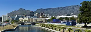 Skyline of Cape Town and Table Mountain
