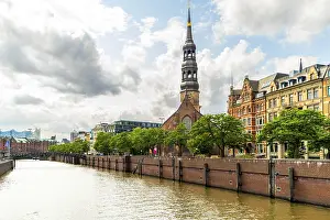 Framed Print : Skyline view of the hanseatic city of Hamburg on a cloudy day