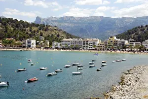 Small boats, bay with beach, Playa Puerto Soller