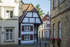 Category Cities DE Prints: Small half-timbered house in a narrow lane