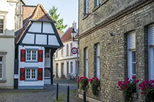 Category Cities DE Prints: Small half-timbered house in narrow street decorated with flowers