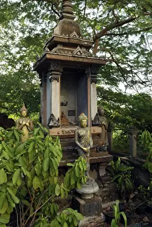 Small tempel under trees at Wat Saket (Golden Mountain Tempel)
