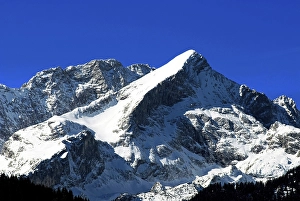 The snow-covered Alpspitze in spring