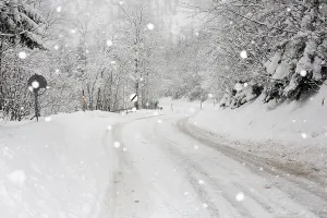 Snow-covered road, snowfall between Eisenerz and Hieflau