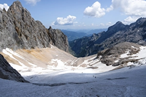Snow field, mountain basin with glacier remnant of the Hoellentalferner