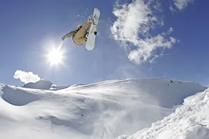 Snowboarder jumping out of Quarterpipe