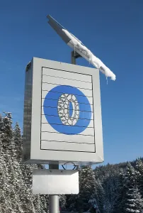 Solar-powered traffic sign indicating the use of snow chains