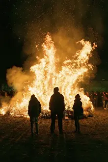 Spectators at a dunning fire at a rally of farmers