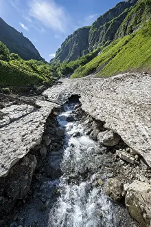 Sperrbach, Sperrbachtobel, mountain stream under a snow cover