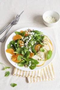 Spinach and quinoa salad with pears