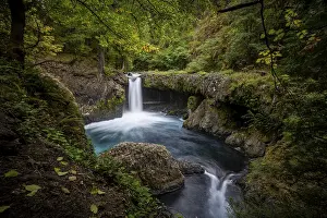 Spirit Falls, waterfall flowing over ledge