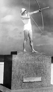 Sport, Archery, Woman as living monument