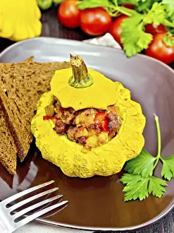 Squash yellow stuffed with meat