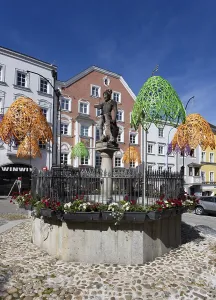 St George's Fountain, Lower Town Square