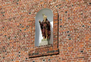 St. Nikolai on the church facade in Altenbruch