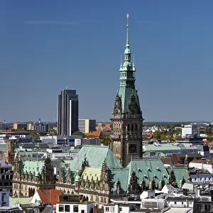 Stadtansicht von oben mit dem Rathaus