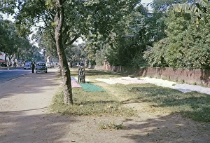 Stadtzentrum mit alten Autos und Waesche, die auf dem Gruenstreifen trocknet, Neu-Delhi, Indien 1964
