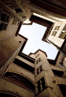 Stair towers and arcades - so-called traboules