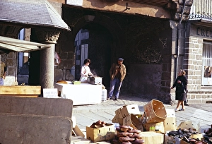 Stand eines Strassenhaendlers und Menschen auf dem Marktplatz von Quimper, Bretagne, Frankreich im Jahr 1974