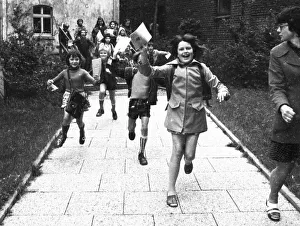 The start of the big holidays and the report cards thrill children at the primary school on 24