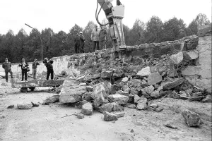 The start of the demolition of the Berlin Wall at the Brandenburg Gate