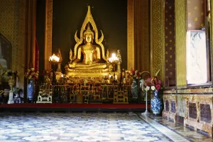 Statue eines sitzenden goldenen Buddhas, Wat Benchamabophit, Marmortempel, Bangkok, Thailand, Asien im Jahr 1964, Asia
