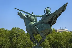 Statue of Joan of Arc on the Pont Bir Hakeim