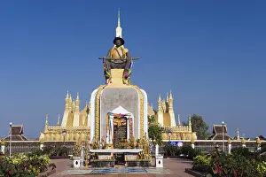 Statue of King Setthathirat at Pha That Luang temple