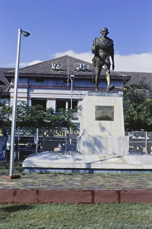 Statue of Mahatma Gandhi and Pune railway station, Maharashtra, India, Asia