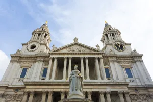 Statue of Queen Anne in front of St