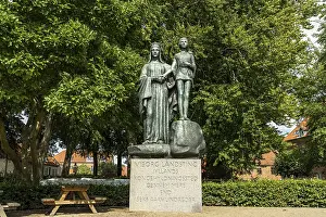 Statue of Queen Margrethe I and Erik of Pomerania