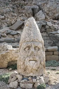 Statuen der Ost-Terrasse auf dem Berg Nemrut am 27