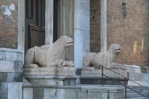 Statues of reclining lions in front of the portal of the northern transept