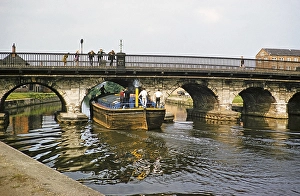 Steam barge passing under the Trent Bridge on the River Trent, Newark on Trent, Nottinghamshire, England, United Kingdom, early 1960s, Europe