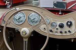 Steering wheel and curved dashboard of a MG TD MK II convertible