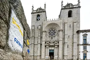 Stone inscription in front of the cathedral to the Pigerwege to Santiago di Campostella and to Fatima