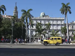 Street scene with vintage car front of the famous Hotel Inglaterra