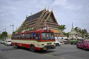 Street scene in front of Wat Pho