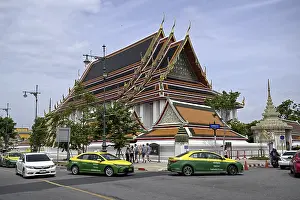 Street scene in front of Wat Pho