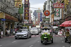 Street scene on Yaowarat Road, China Town