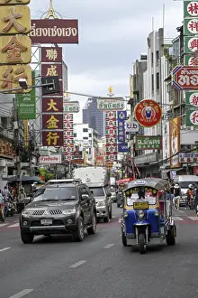 Street scene on Yaowarat Road, China Town