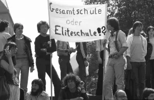 Students and teachers of the Scharnhorst Comprehensive School protested in 1982 against a planned change of status by
