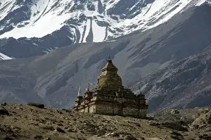 Stupa with snow-covered mountain slopes in the background Nar Nar-Phu Annapurna Region Nepal