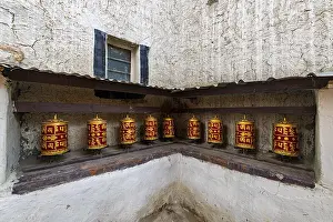 Stupas (chTrten) in Lo-Manthang village