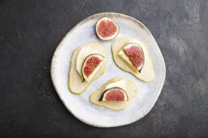 Summer appetizer with pear, cottage cheese