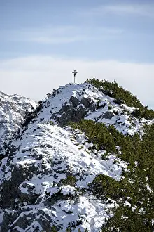 Summit cross of the Weitalpspitz in winter with snow