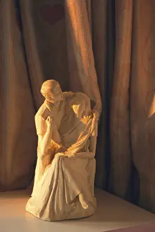Category Historic EN Prints: Sunbeam on statue of couple in romantic pose sculpted with plaster-of-paris