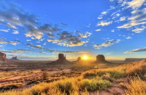 Sunrise, mesas West Mitten Butte