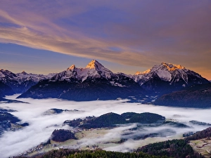 Sunrise at the peaks of the Steinernes Meer
