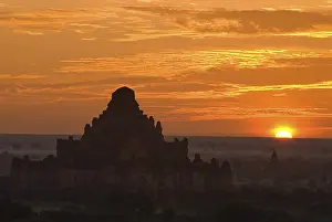 Sunrise over the temples of Bagan